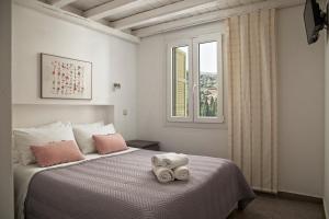 Postel nebo postele na pokoji v ubytování Iro Suites
