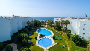 Bazén v ubytovaní MARBELLA BANUS SUITES - Banus Playa Rocio Beach Access Complex alebo v jeho blízkosti