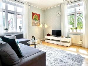 sala de estar con sofá y TV en Holiday home Södra vi, en Södra Vi
