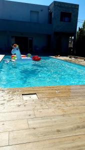 una piscina con un pato de juguete en el agua en Studio privé attenant Villa Piscine, en Marsella