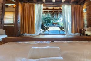 Llit o llits en una habitació de La Boheme Kabak Adults Only