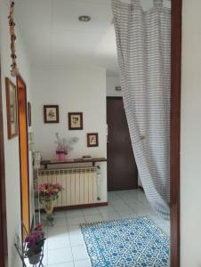 - un couloir avec une porte et un rideau dans la chambre dans l'établissement CRISTIN B&B, à Monfalcone