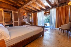 Llit o llits en una habitació de La Boheme Kabak Adults Only