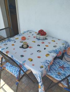 une table avec un tissu de table avec du poisson sur le dessus dans l'établissement CRISTIN B&B, à Monfalcone