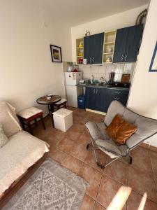 ein Wohnzimmer mit einem Sofa und einer Küche in der Unterkunft Milinovic apartmani1 in Herceg-Novi