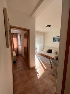 ein Zimmer mit einem Bett und ein Zimmer mit einem Flur in der Unterkunft Milinovic apartmani1 in Herceg-Novi