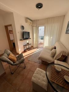 ein Wohnzimmer mit einem Bett und einem Tisch in der Unterkunft Milinovic apartmani1 in Herceg-Novi