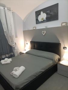een slaapkamer met een bed met twee handdoeken erop bij La piccola REGGIA in Perugia