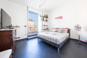 ein Schlafzimmer mit einem Bett und einem großen Fenster in der Unterkunft Home of Genoa's executioner in Genua