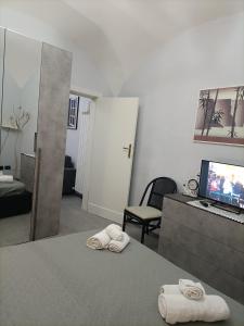 een slaapkamer met een bed en een laptop bij La piccola REGGIA in Perugia