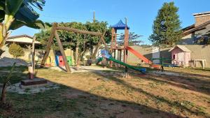 un parque con parque infantil con tobogán en Costa house, en Penha