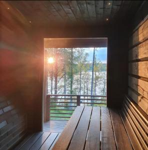 una habitación con una ventana con el sol brillando a través de ella en Norrby Gård - Villa Gråberg, en Raseborg