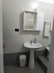 une salle de bain avec un lavabo et des toilettes dans l'établissement La piccola REGGIA, à Pérouse