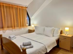 索科礦泉村的住宿－Vila Simic，一间卧室配有一张床,上面有两条毛巾
