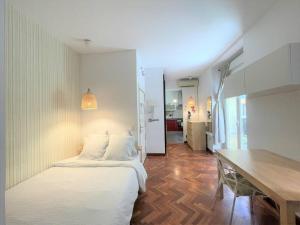 ein Schlafzimmer mit einem Bett und einem Schreibtisch. in der Unterkunft Exclusivo y acogedor Apartamento en Chueca, Madrid con aire acondicionado in Madrid