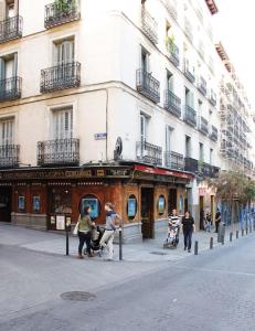 un gruppo di persone che si trovano di fronte a un edificio di Exclusivo y acogedor Apartamento en Chueca, Madrid a Madrid