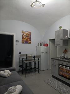 een kleine keuken met een tafel en een eetkamer bij La piccola REGGIA in Perugia