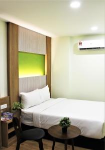 sypialnia z łóżkiem, krzesłem i stołem w obiekcie ECO HOTEL at BB w Kuala Lumpur