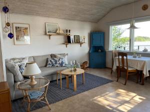 ein Wohnzimmer mit einem Sofa und einem Tisch in der Unterkunft Private lakefront property in Söderköping