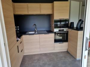 Kuchyň nebo kuchyňský kout v ubytování Chalet Etxetxoa, de 1 à 4 personnes avec Climatisation, SPA, Terrain privé et Piscine