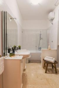 La salle de bains est pourvue d'un lavabo, de toilettes et d'une douche. dans l'établissement HOME 21 - Piscina, Idromassaggio, Campo da Calcio - 2 minuti da Locorotondo, à Locorotondo