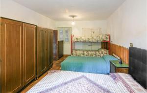 ein Schlafzimmer mit einem Bett und einem Etagenbett in der Unterkunft Stunning Apartment In Codivara With Wifi in Maissana