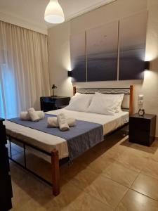 sypialnia z dużym łóżkiem z 2 poduszkami w obiekcie Skg Cozy Apartment w Salonikach