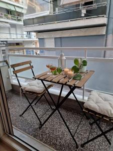 stół i 2 krzesła na balkonie w obiekcie Skg Cozy Apartment w Salonikach