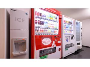 Une machine à glace est installée à côté d'un distributeur automatique. dans l'établissement La'gent Inn Kesennuma - Vacation STAY 85809v, à Kesennuma