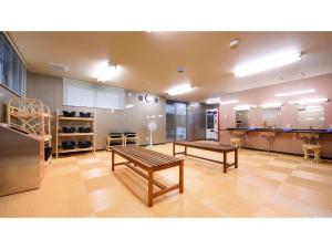 duży pokój z 2 ławkami i stołem w obiekcie La'gent Inn Kesennuma - Vacation STAY 85811v w mieście Kesennuma