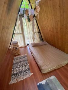 um quarto com uma cama numa tenda em V Village Làng quê Việt 