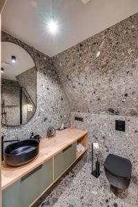 ein Bad mit einem Waschbecken und einem Spiegel in der Unterkunft Namas MIŠKE 