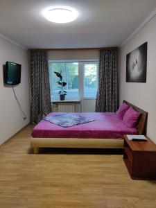 una camera con un grande letto e una finestra di Apartment on Victora Yarmoly a Kiev