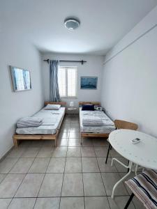 Cama o camas de una habitación en Central Studio Apartments & Dormitory Rooms
