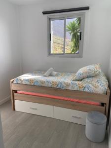 uma cama com uma janela num quarto em Las Vistas em Jerez de la Frontera