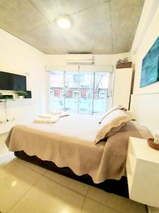 Ένα ή περισσότερα κρεβάτια σε δωμάτιο στο PALERMO Restaurantes y bares cerca de Estadio River Plate