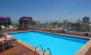 a large swimming pool on the roof of a building at Flat 4 estrelas a 1 quadra da Paulista nos Jardins in São Paulo