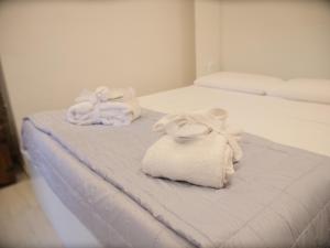- 2 serviettes assises au-dessus d'un lit dans l'établissement Il Nido su Stresa, à Brovello-Carpugnino