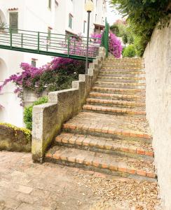 un conjunto de escaleras de piedra frente a un edificio en Casa Mirabella, en Scalea