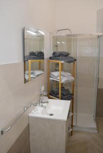 ein Bad mit einem Waschbecken und einer Dusche in der Unterkunft TerraSicily in Terrasini