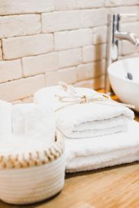 una pila di asciugamani e un lavandino in bagno di T3- un Oasis rénové et climatisé au centre de LGM a La Grande-Motte