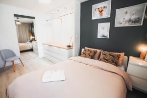 a bedroom with a white bed and a bathroom at T3- un Oasis rénové et climatisé au centre de LGM in La Grande-Motte