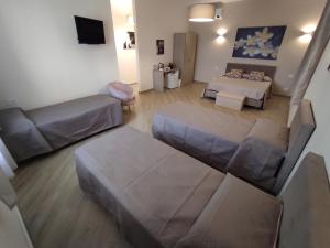 - Vistas aéreas a la sala de estar con sofá en B&B Villa Colomba, en Agrigento
