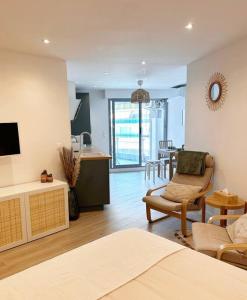 uma sala de estar com uma cama e uma sala de estar com uma cozinha em Appartement bord de mer « La Petite Ma-Line » em Cagnes-sur-Mer