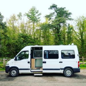 een wit busje geparkeerd op een parkeerplaats bij Annie The Ambulance (Drive away campervan) in Skewen