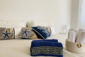 a white couch with pillows on top of it at Seven House Poetto in Cagliari