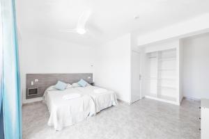 Кровать или кровати в номере Hostal Cala Llombards
