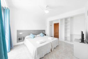 Кровать или кровати в номере Hostal Cala Llombards