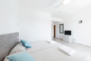Телевизор и/или развлекательный центр в Hostal Cala Llombards