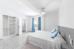 Кровать или кровати в номере Hostal Cala Llombards